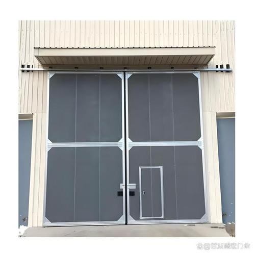 在甘肃酒泉的工业区域,各类厂房建筑广泛采用一种专门设计的工业门